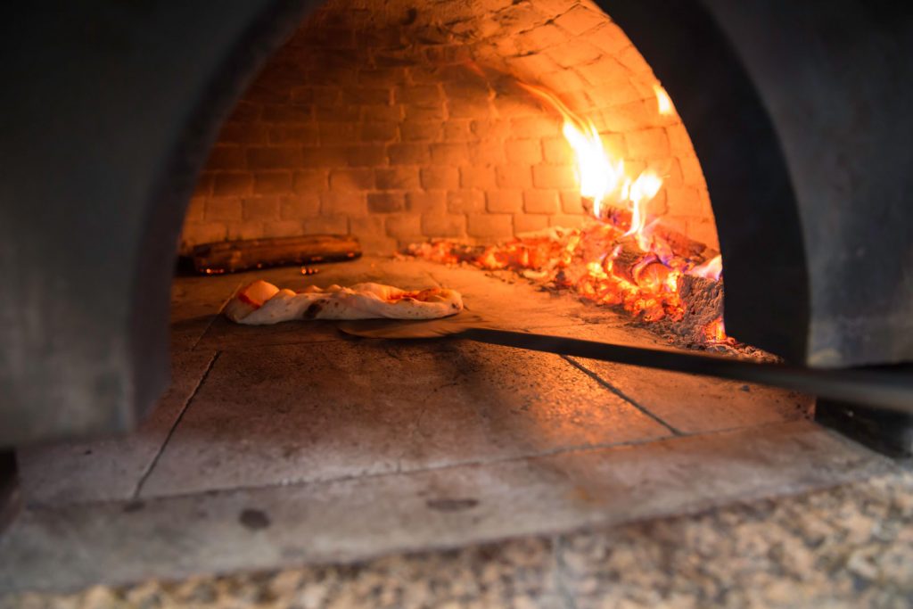 infornare, abbraccio, pizza, legna, forno a legna, preparazione, pomodoro, bufala, pachino, impasto