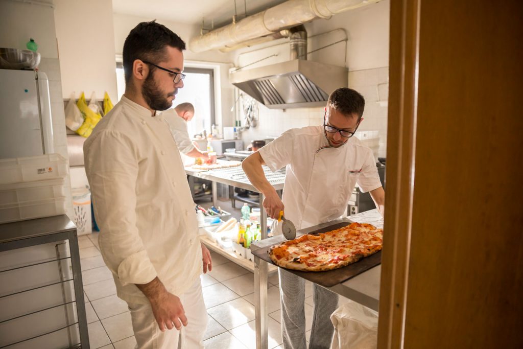 pizza, taglio, tagliare, cucina, cucina italiana, los locos, dettagli, preparazione, controllo