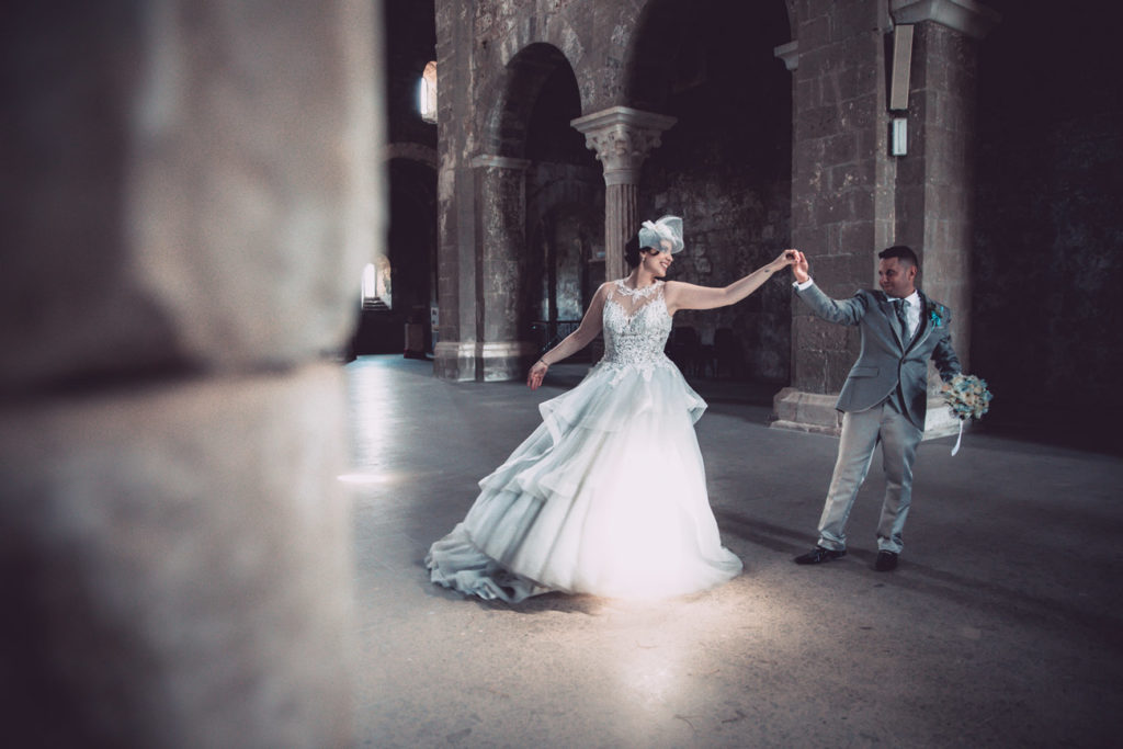 reportage, ballo, ballo degli sposi, chiesa di santa maria in falleri, viterbo, fabrica di roma, luca storri fotografo, lazio, roma, no foto in posa, raccontare attimi, elisa, marcello, vestito da sposa, vestito da sposo