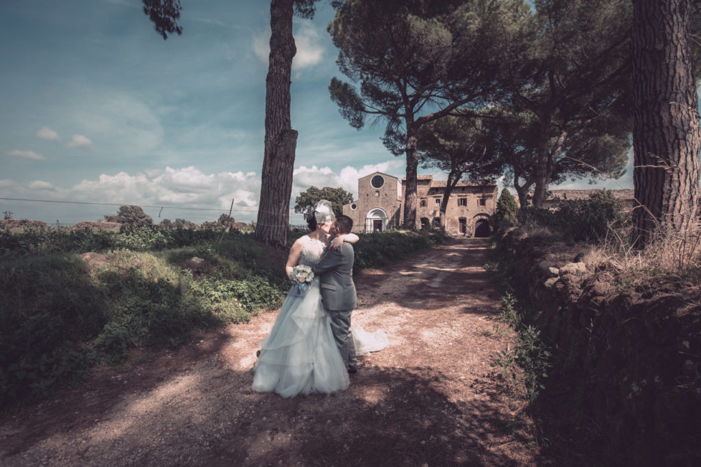 reportage, natura, chiesa di santa maria in falleri, faleri, fabrica di roma, chiesa, circestense, baciarsi, amarsi, stringere, viterbo, lazio, roma, luca storri fotografo, paesaggio, eleganza