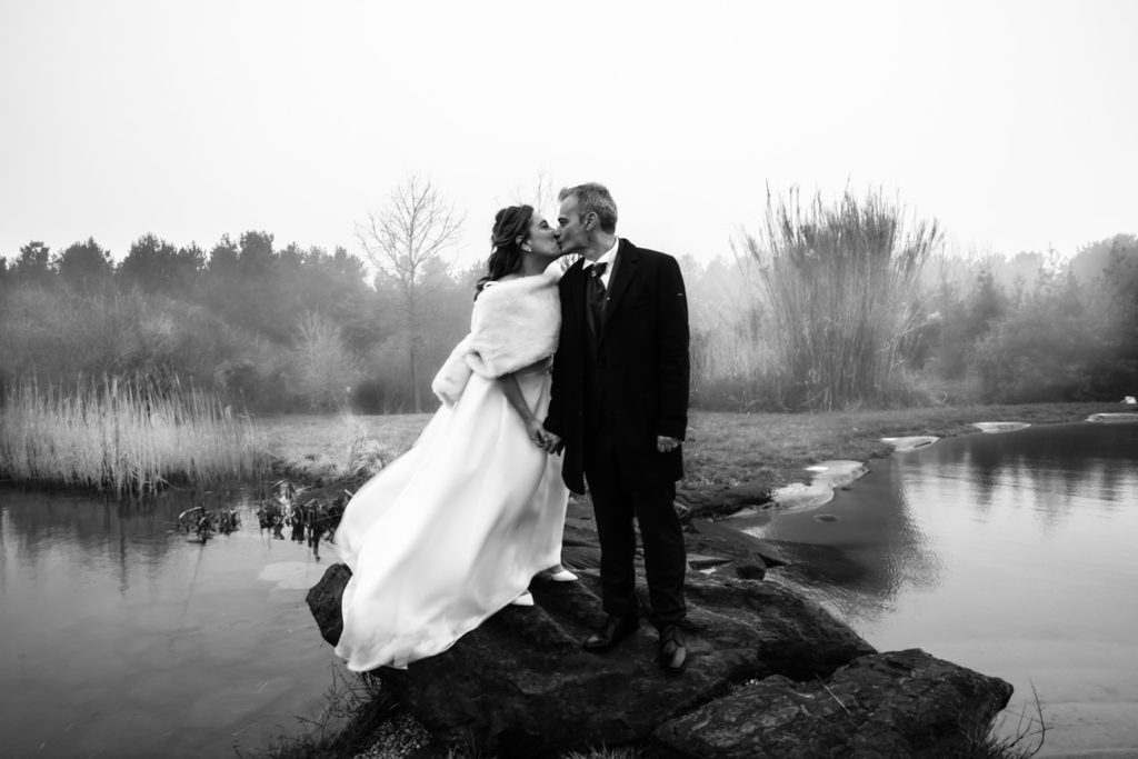 reportage, lago, parco dei cimini, agriturismo, raccontare attimi, no foto in posa, laghetto, marzo, italia, lazio, tuscia, montagna, inverno, baciarsi, freddo, gelo, luca storri fotografo, matrimonio, vero amore