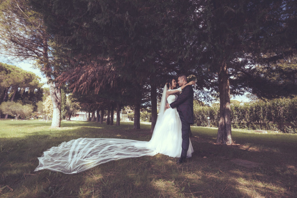 reportage, sguardi, luca storri fotografo, cesano, tuscia romana, cassia bis, amore, sposi, matrimonio, silvia e stefano, abbracciarsi, guardarsi, natura, villa privata, villa di veio