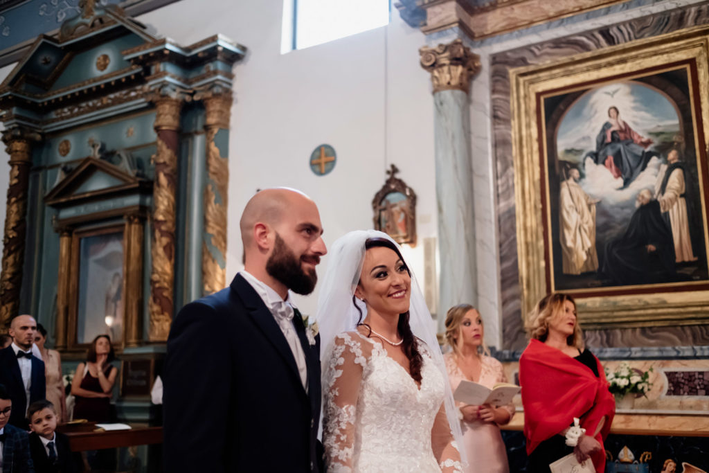 matrimonio a villa york, luca storri fotografo, fotografo di reportage, fotografo di matrimonio di reportage, fotografo fabrica di roma, matrimonio a nepi, sorriso della sposa, foto autentiche, fabrica di roma, nepi, tuscia, nicoletta taschini, foto senza posa, foto no posa, acconciatura spose, sguardo della sposa, reportage, sguardo degli sposi, chiesa, cerimonia in chiesa, chiesa di san bernando a nepi