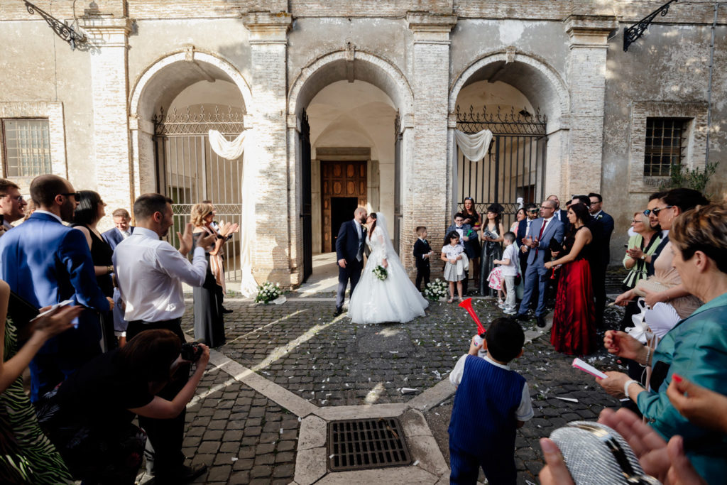 matrimonio a villa york, luca storri fotografo, fotografo di reportage, fotografo di matrimonio di reportage, fotografo fabrica di roma, matrimonio a nepi, sorriso della sposa, foto autentiche, fabrica di roma, nepi, tuscia, nicoletta taschini, foto senza posa, foto no posa, acconciatura spose, sguardo della sposa, reportage, fotografo di matrimonio della tuscia, viterbo, fotografo di matrimonio nella tuscia, sorelle, sposarsi durante il palio dei borgia, borgia, fiat 500, club fiat 500, uscita degli sposi, felicitazioni, amici, festeggiamenti