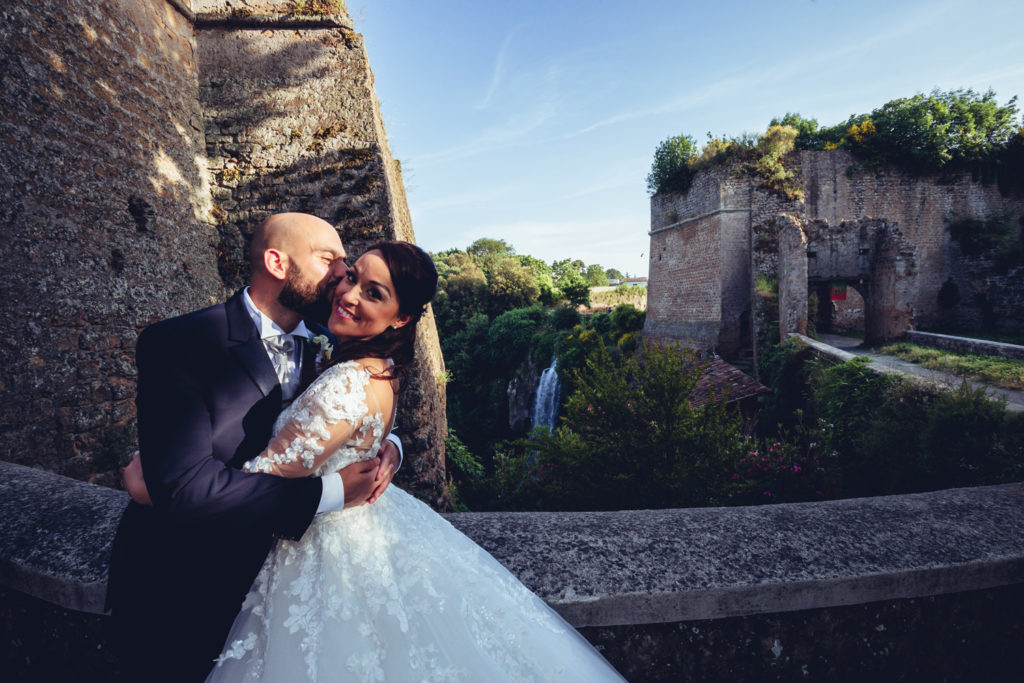 matrimonio a villa york, luca storri fotografo, fotografo di reportage, fotografo di matrimonio di reportage, fotografo fabrica di roma, matrimonio a nepi, sorriso della sposa, foto autentiche, fabrica di roma, nepi, tuscia, nicoletta taschini, foto senza posa, foto no posa, acconciatura spose, sguardo della sposa, reportage, fotografo di matrimonio della tuscia, viterbo, fotografo di matrimonio nella tuscia, sorelle, sposarsi durante il palio dei borgia, borgia, fiat 500, club fiat 500