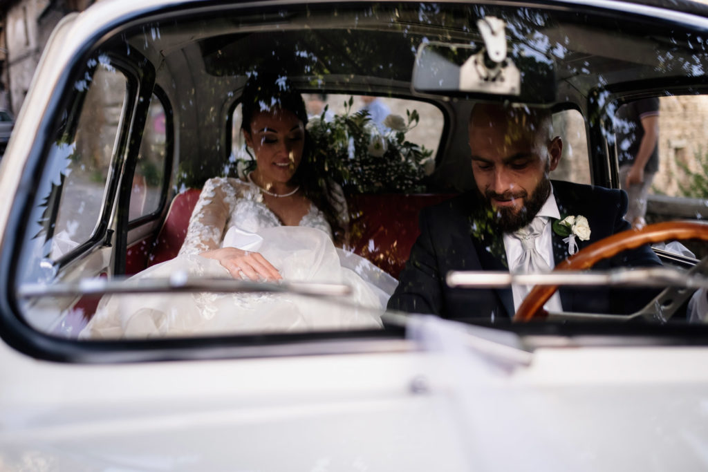 matrimonio a villa york, luca storri fotografo, fotografo di reportage, fotografo di matrimonio di reportage, fotografo fabrica di roma, matrimonio a nepi, sorriso della sposa, foto autentiche, fabrica di roma, nepi, tuscia, nicoletta taschini, foto senza posa, foto no posa, acconciatura spose, sguardo della sposa, reportage, fotografo di matrimonio della tuscia, viterbo, fotografo di matrimonio nella tuscia, sorelle, sposarsi durante il palio dei borgia, borgia, fiat 500, club fiat 500