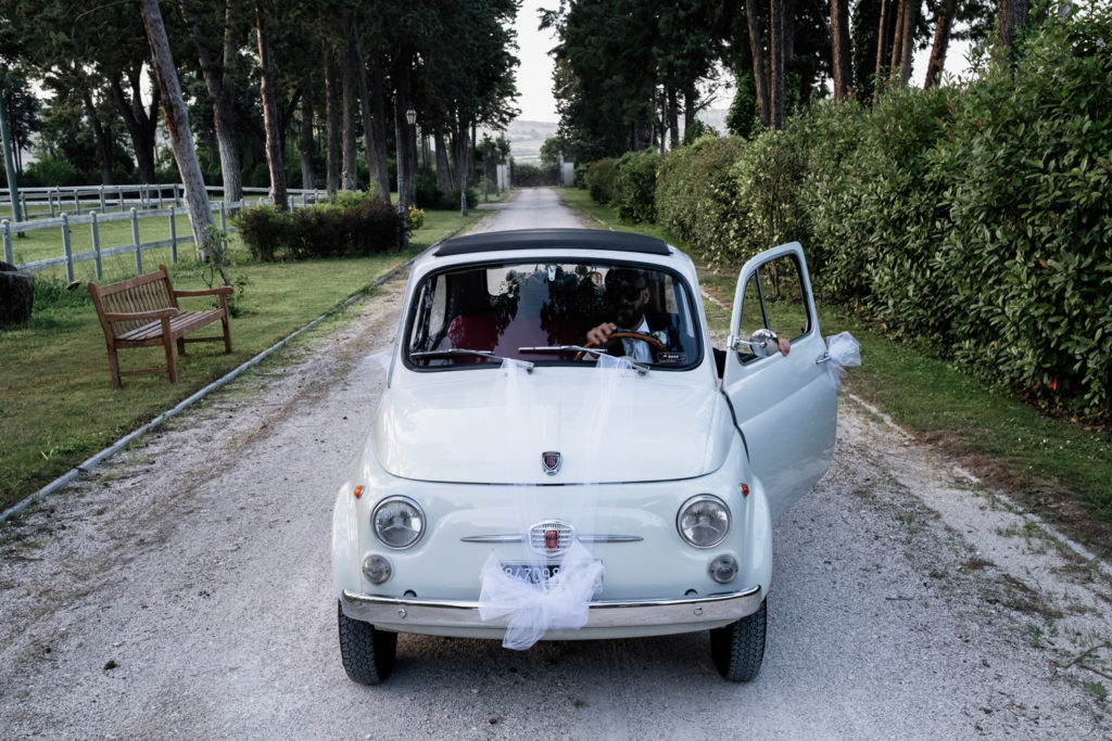 matrimonio a villa york, luca storri fotografo, fotografo di reportage, fotografo di matrimonio di reportage, fotografo fabrica di roma, matrimonio a nepi, sorriso della sposa, foto autentiche, fabrica di roma, nepi, tuscia, nicoletta taschini, foto senza posa, foto no posa, acconciatura spose, sguardo della sposa, reportage, fotografo di matrimonio della tuscia, viterbo, fotografo di matrimonio nella tuscia, sorelle, sposarsi durante il palio dei borgia, borgia, fiat 500, club fiat 500