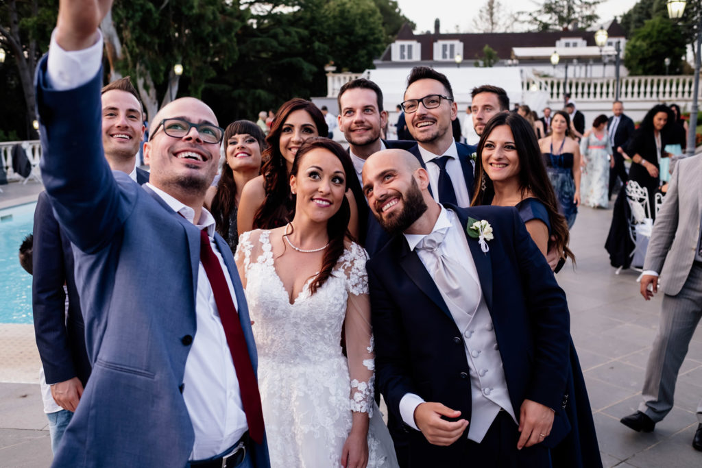 matrimonio a villa york, luca storri fotografo, fotografo di reportage, fotografo di matrimonio di reportage, fotografo fabrica di roma, matrimonio a nepi, sorriso della sposa, foto autentiche, fabrica di roma, nepi, tuscia, nicoletta taschini, foto senza posa, foto no posa, acconciatura spose, sguardo della sposa, reportage, fotografo di matrimonio della tuscia, viterbo, fotografo di matrimonio nella tuscia, sorelle, sposarsi durante il palio dei borgia, borgia, sposarsi, amarsi, amare, creare, nicoletta taschini, emiliano tiseo, valle del baccano, villa york, villa per ricevimenti, ricevimento di nozze, amici degli sposi