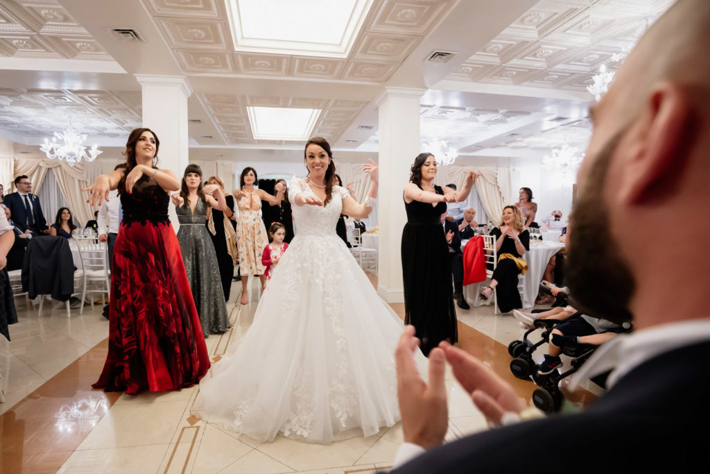 matrimonio a villa york, luca storri fotografo, fotografo di reportage, fotografo di matrimonio di reportage, fotografo fabrica di roma, matrimonio a nepi, sorriso della sposa, foto autentiche, fabrica di roma, nepi, tuscia, nicoletta taschini, foto senza posa, foto no posa, acconciatura spose, sguardo della sposa, reportage, fotografo di matrimonio della tuscia, viterbo, fotografo di matrimonio nella tuscia, sorelle, sposarsi durante il palio dei borgia, borgia, sposarsi, amarsi, amare, creare, nicoletta taschini, emiliano tiseo, valle del baccano, villa york, villa per ricevimenti, ricevimento di nozze, dedica della sposa, ballare, ballo della sposa, ballo con amiche della sposa