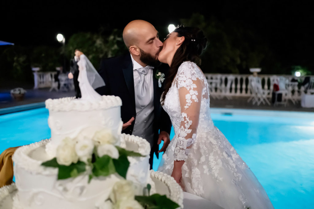 matrimonio a villa york, luca storri fotografo, fotografo di reportage, fotografo di matrimonio di reportage, fotografo fabrica di roma, matrimonio a nepi, sorriso della sposa, foto autentiche, fabrica di roma, nepi, tuscia, nicoletta taschini, foto senza posa, foto no posa, acconciatura spose, sguardo della sposa, reportage, fotografo di matrimonio della tuscia, viterbo, fotografo di matrimonio nella tuscia, sorelle, sposarsi durante il palio dei borgia, borgia, sposarsi, amarsi, amare, creare, nicoletta taschini, emiliano tiseo, valle del baccano, villa york, villa per ricevimenti, ricevimento di nozze, taglio della torta, bacio degli sposi