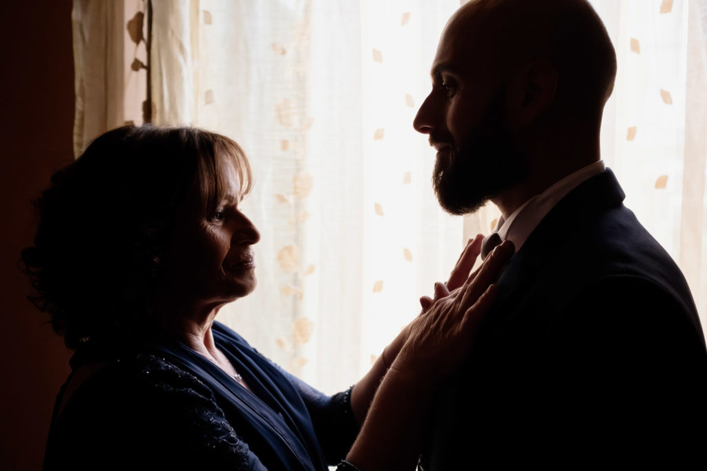 matrimonio a villa york, luca storri fotografo, fotografo di reportage, fotografo di matrimonio di reportage, fotografo fabrica di roma, matrimonio a nepi, sorriso della sposa, foto autentiche, fabrica di roma, nepi, tuscia, nicoletta taschini, foto senza posa, foto no posa, madre e figlio, sguardo dello sposo, reportage