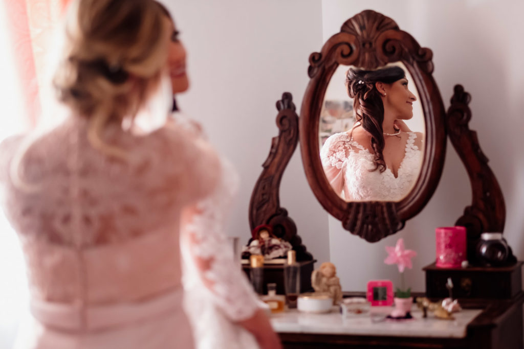 matrimonio a villa york, luca storri fotografo, fotografo di reportage, fotografo di matrimonio di reportage, fotografo fabrica di roma, matrimonio a nepi, sorriso della sposa, foto autentiche, fabrica di roma, nepi, tuscia, nicoletta taschini, foto senza posa, foto no posa, acconciatura spose, sguardo della sposa, reportage, sguardo degli sposi, chiesa, cerimonia in chiesa, chiesa di san bernando a nepi, sorelle, specchio