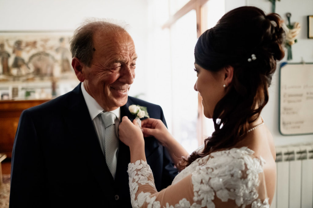 matrimonio a villa york, luca storri fotografo, fotografo di reportage, fotografo di matrimonio di reportage, fotografo fabrica di roma, matrimonio a nepi, sorriso della sposa, foto autentiche, fabrica di roma, nepi, tuscia, nicoletta taschini, foto senza posa, foto no posa, acconciatura spose, sguardo della sposa, reportage, sguardo degli sposi, chiesa, cerimonia in chiesa, chiesa di san bernando a nepi, padre della sposa, padre e figlia