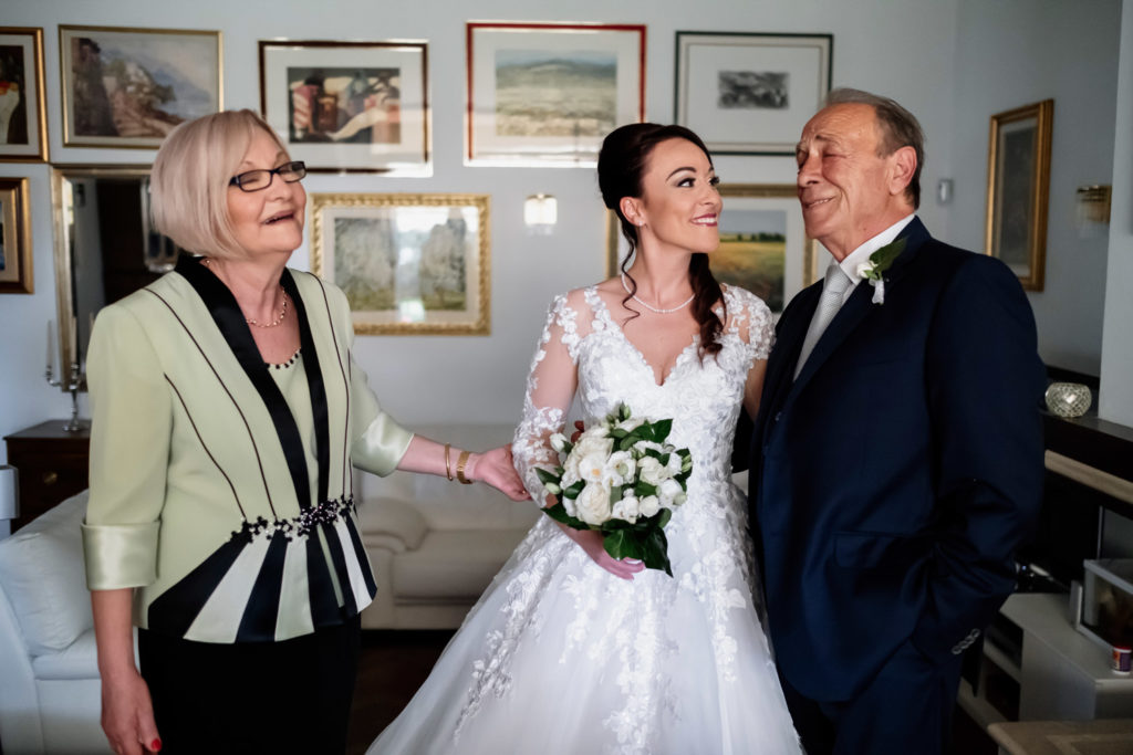 matrimonio a villa york, luca storri fotografo, fotografo di reportage, fotografo di matrimonio di reportage, fotografo fabrica di roma, matrimonio a nepi, sorriso della sposa, foto autentiche, fabrica di roma, nepi, tuscia, nicoletta taschini, foto senza posa, foto no posa, acconciatura spose, sguardo della sposa, reportage, sguardo degli sposi, chiesa, cerimonia in chiesa, chiesa di san bernando a nepi, genitori della sposa, sorrisi