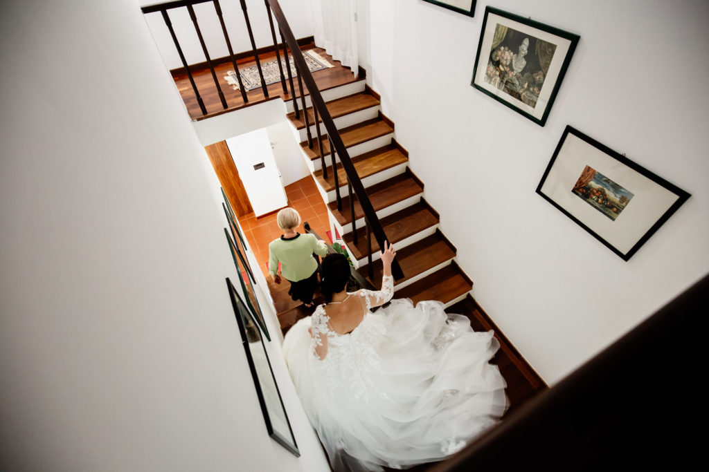 matrimonio a villa york, luca storri fotografo, fotografo di reportage, fotografo di matrimonio di reportage, fotografo fabrica di roma, matrimonio a nepi, sorriso della sposa, foto autentiche, fabrica di roma, nepi, tuscia, nicoletta taschini, foto senza posa, foto no posa, acconciatura spose, sguardo della sposa, reportage, sguardo degli sposi, chiesa, cerimonia in chiesa, chiesa di san bernando a nepi