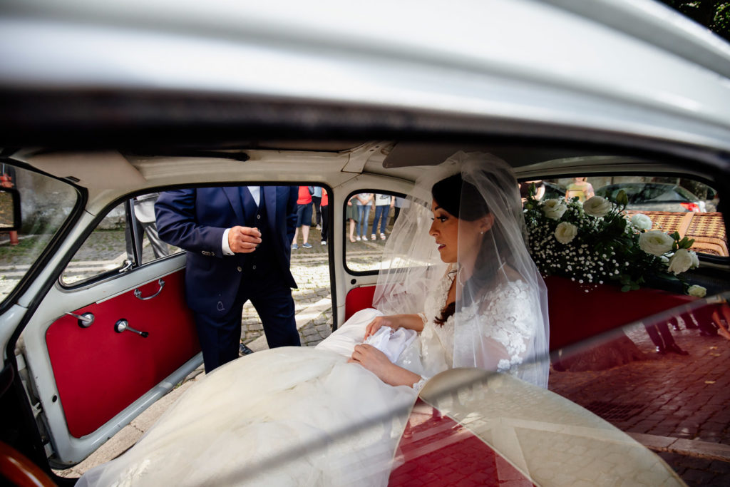 matrimonio a villa york, luca storri fotografo, fotografo di reportage, fotografo di matrimonio di reportage, fotografo fabrica di roma, matrimonio a nepi, sorriso della sposa, foto autentiche, fabrica di roma, nepi, tuscia, nicoletta taschini, foto senza posa, foto no posa, acconciatura spose, sguardo della sposa, reportage, sguardo degli sposi, chiesa, cerimonia in chiesa, chiesa di san bernando a nepi, club fiat 500, fiat 500, fiat 500 italia