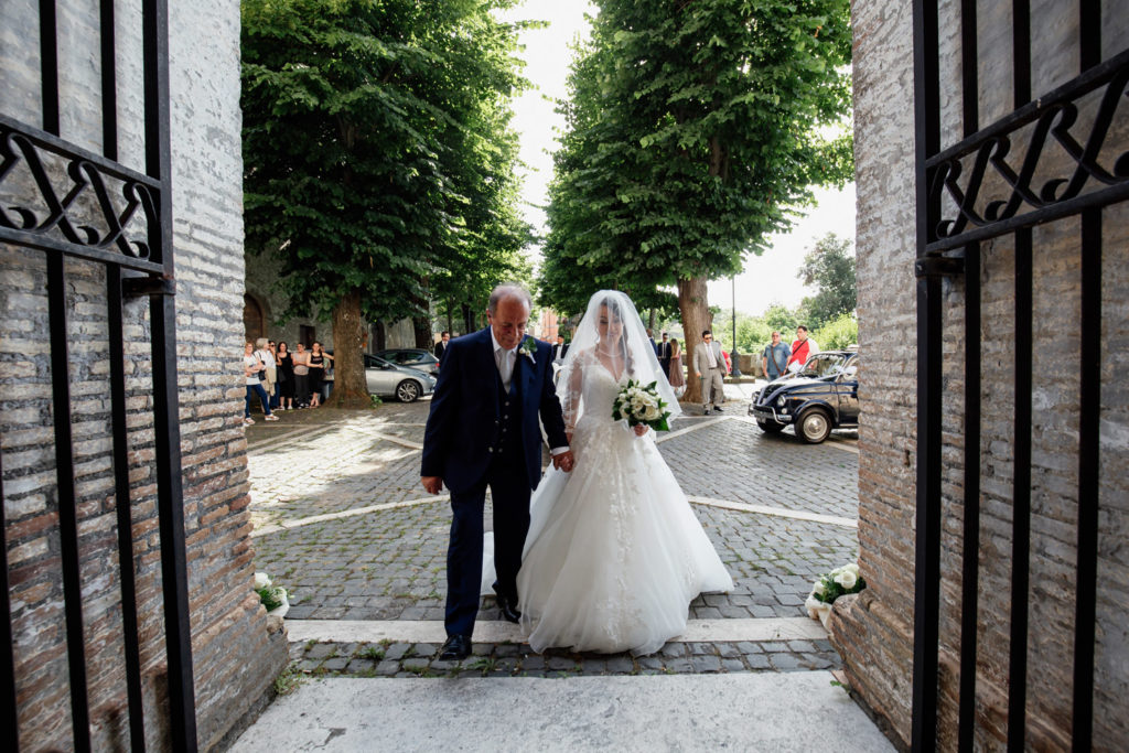 matrimonio a villa york, luca storri fotografo, fotografo di reportage, fotografo di matrimonio di reportage, fotografo fabrica di roma, matrimonio a nepi, sorriso della sposa, foto autentiche, fabrica di roma, nepi, tuscia, nicoletta taschini, foto senza posa, foto no posa, acconciatura spose, sguardo della sposa, reportage, sguardo degli sposi, chiesa, cerimonia in chiesa, chiesa di san bernando a nepi