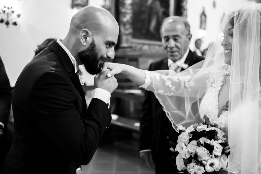 matrimonio a villa york, luca storri fotografo, fotografo di reportage, fotografo di matrimonio di reportage, fotografo fabrica di roma, matrimonio a nepi, sorriso della sposa, foto autentiche, fabrica di roma, nepi, tuscia, nicoletta taschini, foto senza posa, foto no posa, acconciatura spose, sguardo della sposa, reportage, sguardo degli sposi, chiesa, cerimonia in chiesa, chiesa di san bernando a nepi, bacio dello sposo, baciare la mano