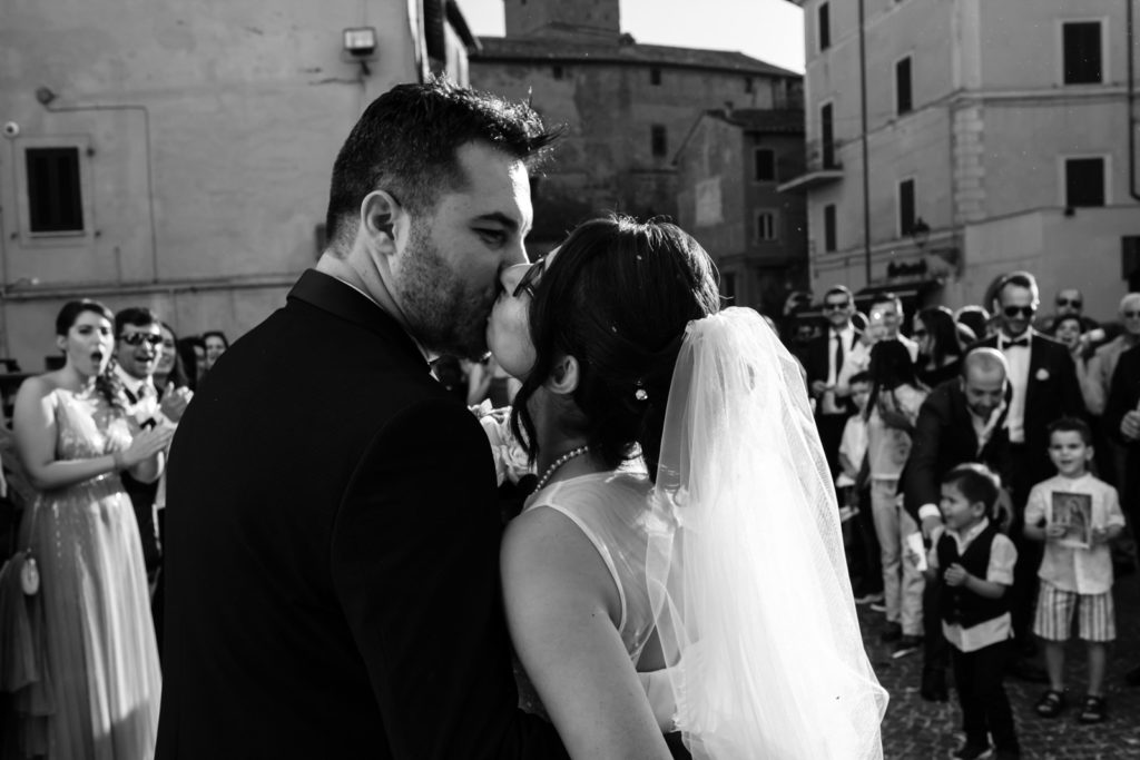 dettagli di un matrimonio, fotografo di reportage matrimoniale, civita castellana, luca storri fotografo, fabrica di roma, viterbo, fotografie naturali, fotografie spontanee, fotografie autentiche, servizio prematrimoniale, sogni, sognare, matrimonio da sogno, giorno speciale, residenza antica flaminia, tramonti estivi, no foto in posa, fabrica di roma, fotografo di matrimonio, fotografo di matrimonio di viterbo, fotografo della tuscia, fotografo nella tuscia, fotografia di reportage, reportage, momento intimo, intimità, scegliere il fotografo di matrimonio, come scegliere il fotografo per il tuo matrimonio, abbraccio, intimo, momento intimo, fiducia, fiducia al fotografo, servizio prematrimoniale, abbraccio degli sposi, matrimonio alla residenza antica flaminia, sposarsi per amore, dettagli, preparativi della sposa, preparativi dello sposo, trucco di matrimonio, truccarsi per il matrimonio, nozze, fedi nuziali, piedi della sposa, particolari della sposa, particolari dello sposo