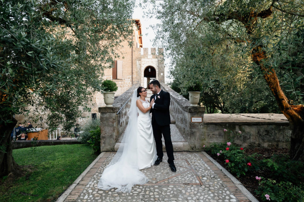 dettagli di un matrimonio, fotografo di reportage matrimoniale, civita castellana, luca storri fotografo, fabrica di roma, viterbo, fotografie naturali, fotografie spontanee, fotografie autentiche, servizio prematrimoniale, sogni, sognare, matrimonio da sogno, giorno speciale, residenza antica flaminia, tramonti estivi, no foto in posa, fabrica di roma, fotografo di matrimonio, fotografo di matrimonio di viterbo, fotografo della tuscia, fotografo nella tuscia, fotografia di reportage, reportage, momento intimo, intimità, scegliere il fotografo di matrimonio, come scegliere il fotografo per il tuo matrimonio, abbraccio, intimo, momento intimo, fiducia, fiducia al fotografo, servizio prematrimoniale, abbraccio degli sposi, matrimonio alla residenza antica flaminia, sposarsi per amore, dettagli, preparativi della sposa, preparativi dello sposo, trucco di matrimonio, truccarsi per il matrimonio, nozze, fedi nuziali, piedi della sposa, particolari della sposa, particolari dello sposo, duomo di fabrica di roma, sposarsi in chiesa, sposarsi nel 2020, chiesa di san silvestro papa, location, residenza antica flaminia, catering, enoteca la torre