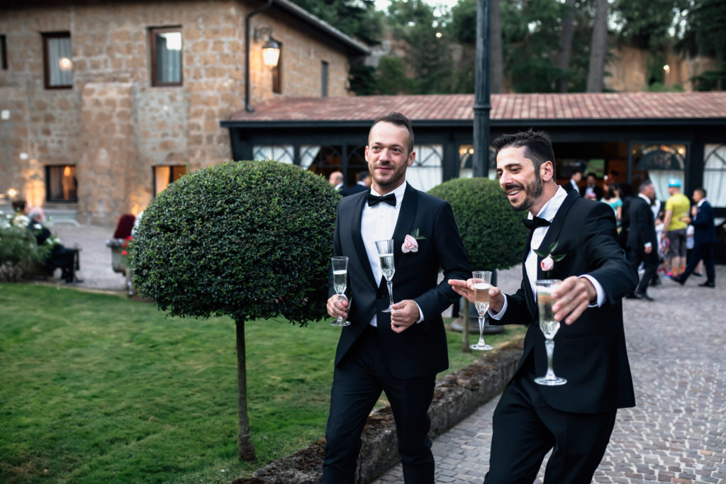 testimoni dello sposo, dettagli di un matrimonio, fotografo di reportage matrimoniale, civita castellana, luca storri fotografo, fabrica di roma, viterbo, fotografie naturali, fotografie spontanee, fotografie autentiche, servizio prematrimoniale, sogni, sognare, matrimonio da sogno, giorno speciale, residenza antica flaminia, tramonti estivi, no foto in posa, fabrica di roma, fotografo di matrimonio, fotografo di matrimonio di viterbo, fotografo della tuscia, fotografo nella tuscia, fotografia di reportage, reportage, momento intimo, intimità, scegliere il fotografo di matrimonio, come scegliere il fotografo per il tuo matrimonio, abbraccio, intimo, momento intimo, fiducia, fiducia al fotografo, servizio prematrimoniale, abbraccio degli sposi, matrimonio alla residenza antica flaminia, sposarsi per amore, dettagli, preparativi della sposa, preparativi dello sposo, trucco di matrimonio, truccarsi per il matrimonio, nozze, fedi nuziali, piedi della sposa, particolari della sposa, particolari dello sposo, duomo di fabrica di roma, sposarsi in chiesa, sposarsi nel 2020, chiesa di san silvestro papa, location, residenza antica flaminia, catering, enoteca la torre