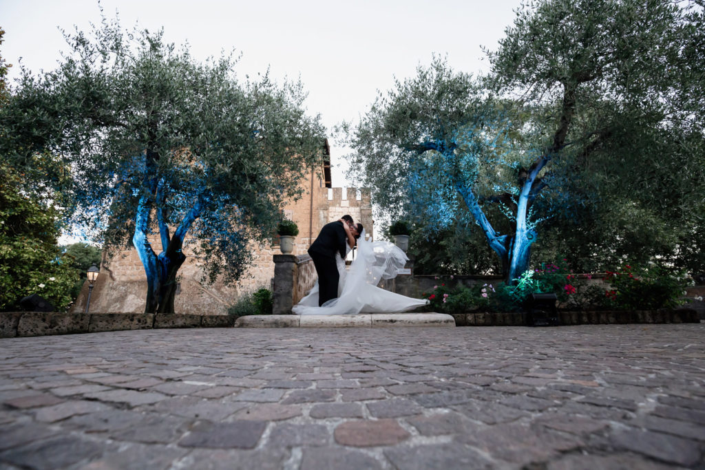 dettagli di un matrimonio, fotografo di reportage matrimoniale, civita castellana, luca storri fotografo, fabrica di roma, viterbo, fotografie naturali, fotografie spontanee, fotografie autentiche, servizio prematrimoniale, sogni, sognare, matrimonio da sogno, giorno speciale, residenza antica flaminia, tramonti estivi, no foto in posa, fabrica di roma, fotografo di matrimonio, fotografo di matrimonio di viterbo, fotografo della tuscia, fotografo nella tuscia, fotografia di reportage, reportage, momento intimo, intimità, scegliere il fotografo di matrimonio, come scegliere il fotografo per il tuo matrimonio, abbraccio, intimo, momento intimo, fiducia, fiducia al fotografo, servizio prematrimoniale, abbraccio degli sposi, matrimonio alla residenza antica flaminia, sposarsi per amore, dettagli, preparativi della sposa, preparativi dello sposo, trucco di matrimonio, truccarsi per il matrimonio, nozze, fedi nuziali, piedi della sposa, particolari della sposa, particolari dello sposo, duomo di fabrica di roma, sposarsi in chiesa, sposarsi nel 2020, chiesa di san silvestro papa, location, residenza antica flaminia, catering, enoteca la torre