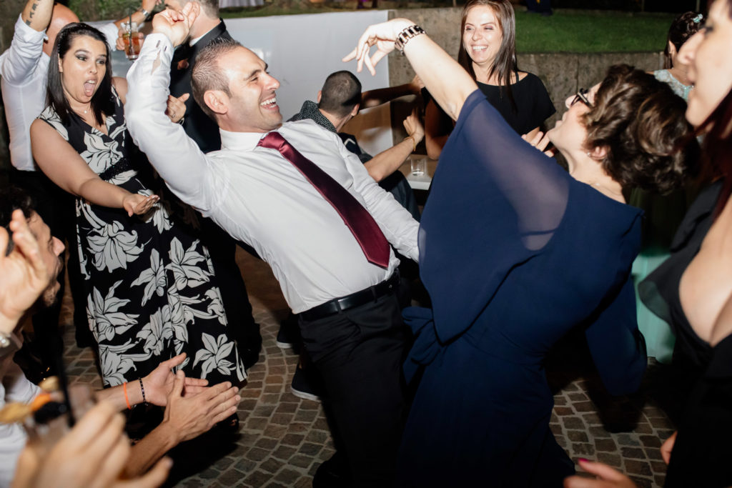 ballare, balli scatenati, festa, fiesta, dettagli di un matrimonio, fotografo di reportage matrimoniale, civita castellana, luca storri fotografo, fabrica di roma, viterbo, fotografie naturali, fotografie spontanee, fotografie autentiche, servizio prematrimoniale, sogni, sognare, matrimonio da sogno, giorno speciale, residenza antica flaminia, tramonti estivi, no foto in posa, fabrica di roma, fotografo di matrimonio, fotografo di matrimonio di viterbo, fotografo della tuscia, fotografo nella tuscia, fotografia di reportage, reportage, momento intimo, intimità, scegliere il fotografo di matrimonio, come scegliere il fotografo per il tuo matrimonio, abbraccio, intimo, momento intimo, fiducia, fiducia al fotografo, servizio prematrimoniale, abbraccio degli sposi, matrimonio alla residenza antica flaminia, sposarsi per amore, dettagli, preparativi della sposa, preparativi dello sposo, trucco di matrimonio, truccarsi per il matrimonio, nozze, fedi nuziali, piedi della sposa, particolari della sposa, particolari dello sposo, duomo di fabrica di roma, sposarsi in chiesa, sposarsi nel 2020, chiesa di san silvestro papa, location, residenza antica flaminia, catering, enoteca la torre