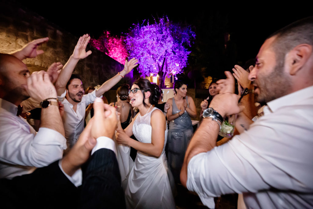 ballare, balli scatenati, festa, fiesta, dettagli di un matrimonio, fotografo di reportage matrimoniale, civita castellana, luca storri fotografo, fabrica di roma, viterbo, fotografie naturali, fotografie spontanee, fotografie autentiche, servizio prematrimoniale, sogni, sognare, matrimonio da sogno, giorno speciale, residenza antica flaminia, tramonti estivi, no foto in posa, fabrica di roma, fotografo di matrimonio, fotografo di matrimonio di viterbo, fotografo della tuscia, fotografo nella tuscia, fotografia di reportage, reportage, momento intimo, intimità, scegliere il fotografo di matrimonio, come scegliere il fotografo per il tuo matrimonio, abbraccio, intimo, momento intimo, fiducia, fiducia al fotografo, servizio prematrimoniale, abbraccio degli sposi, matrimonio alla residenza antica flaminia, sposarsi per amore, dettagli, preparativi della sposa, preparativi dello sposo, trucco di matrimonio, truccarsi per il matrimonio, nozze, fedi nuziali, piedi della sposa, particolari della sposa, particolari dello sposo, duomo di fabrica di roma, sposarsi in chiesa, sposarsi nel 2020, chiesa di san silvestro papa, location, residenza antica flaminia, catering, enoteca la torre