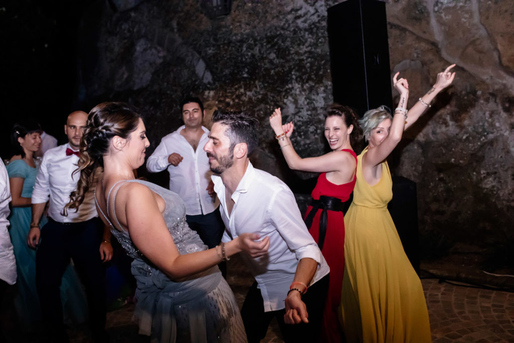 ballare, balli scatenati, festa, fiesta, dettagli di un matrimonio, fotografo di reportage matrimoniale, civita castellana, luca storri fotografo, fabrica di roma, viterbo, fotografie naturali, fotografie spontanee, fotografie autentiche, servizio prematrimoniale, sogni, sognare, matrimonio da sogno, giorno speciale, residenza antica flaminia, tramonti estivi, no foto in posa, fabrica di roma, fotografo di matrimonio, fotografo di matrimonio di viterbo, fotografo della tuscia, fotografo nella tuscia, fotografia di reportage, reportage, momento intimo, intimità, scegliere il fotografo di matrimonio, come scegliere il fotografo per il tuo matrimonio, abbraccio, intimo, momento intimo, fiducia, fiducia al fotografo, servizio prematrimoniale, abbraccio degli sposi, matrimonio alla residenza antica flaminia, sposarsi per amore, dettagli, preparativi della sposa, preparativi dello sposo, trucco di matrimonio, truccarsi per il matrimonio, nozze, fedi nuziali, piedi della sposa, particolari della sposa, particolari dello sposo, duomo di fabrica di roma, sposarsi in chiesa, sposarsi nel 2020, chiesa di san silvestro papa, location, residenza antica flaminia, catering, enoteca la torre