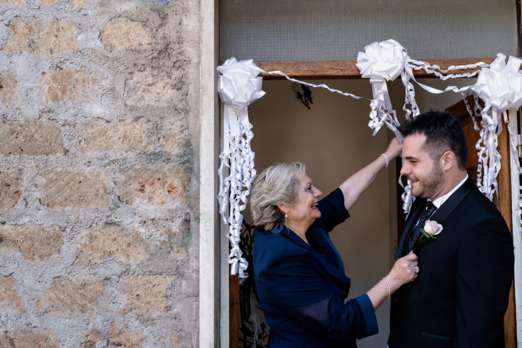 dettagli di un matrimonio, fotografo di reportage matrimoniale, civita castellana, luca storri fotografo, fabrica di roma, viterbo, fotografie naturali, fotografie spontanee, fotografie autentiche, servizio prematrimoniale, sogni, sognare, matrimonio da sogno, giorno speciale, residenza antica flaminia, tramonti estivi, no foto in posa, fabrica di roma, fotografo di matrimonio, fotografo di matrimonio di viterbo, fotografo della tuscia, fotografo nella tuscia, fotografia di reportage, reportage, momento intimo, intimità, scegliere il fotografo di matrimonio, come scegliere il fotografo per il tuo matrimonio, abbraccio, intimo, momento intimo, fiducia, fiducia al fotografo, servizio prematrimoniale, abbraccio degli sposi, matrimonio alla residenza antica flaminia, sposarsi per amore, dettagli, preparativi della sposa, preparativi dello sposo, trucco di matrimonio, truccarsi per il matrimonio, nozze, fedi nuziali, piedi della sposa, particolari della sposa, particolari dello sposo