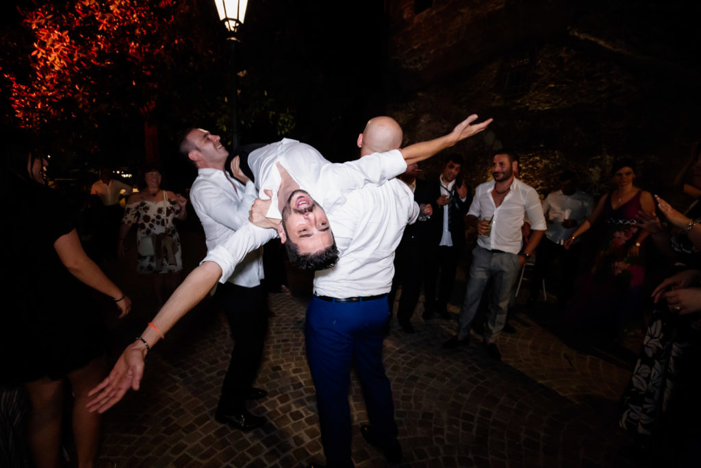 ballare, balli scatenati, festa, fiesta, dettagli di un matrimonio, fotografo di reportage matrimoniale, civita castellana, luca storri fotografo, fabrica di roma, viterbo, fotografie naturali, fotografie spontanee, fotografie autentiche, servizio prematrimoniale, sogni, sognare, matrimonio da sogno, giorno speciale, residenza antica flaminia, tramonti estivi, no foto in posa, fabrica di roma, fotografo di matrimonio, fotografo di matrimonio di viterbo, fotografo della tuscia, fotografo nella tuscia, fotografia di reportage, reportage, momento intimo, intimità, scegliere il fotografo di matrimonio, come scegliere il fotografo per il tuo matrimonio, abbraccio, intimo, momento intimo, fiducia, fiducia al fotografo, servizio prematrimoniale, abbraccio degli sposi, matrimonio alla residenza antica flaminia, sposarsi per amore, dettagli, preparativi della sposa, preparativi dello sposo, trucco di matrimonio, truccarsi per il matrimonio, nozze, fedi nuziali, piedi della sposa, particolari della sposa, particolari dello sposo, duomo di fabrica di roma, sposarsi in chiesa, sposarsi nel 2020, chiesa di san silvestro papa, location, residenza antica flaminia, catering, enoteca la torre