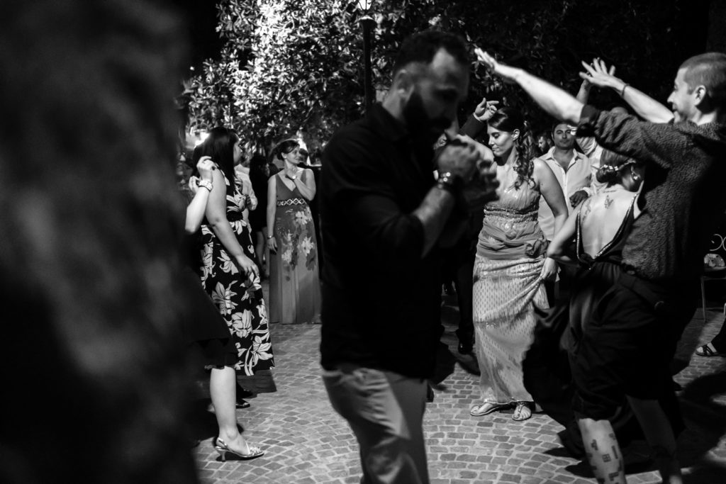 amici degli sposi, ballare, balli scatenati, festa, fiesta, dettagli di un matrimonio, fotografo di reportage matrimoniale, civita castellana, luca storri fotografo, fabrica di roma, viterbo, fotografie naturali, fotografie spontanee, fotografie autentiche, servizio prematrimoniale, sogni, sognare, matrimonio da sogno, giorno speciale, residenza antica flaminia, tramonti estivi, no foto in posa, fabrica di roma, fotografo di matrimonio, fotografo di matrimonio di viterbo, fotografo della tuscia, fotografo nella tuscia, fotografia di reportage, reportage, momento intimo, intimità, scegliere il fotografo di matrimonio, come scegliere il fotografo per il tuo matrimonio, abbraccio, intimo, momento intimo, fiducia, fiducia al fotografo, servizio prematrimoniale, abbraccio degli sposi, matrimonio alla residenza antica flaminia, sposarsi per amore, dettagli, preparativi della sposa, preparativi dello sposo, trucco di matrimonio, truccarsi per il matrimonio, nozze, fedi nuziali, piedi della sposa, particolari della sposa, particolari dello sposo, duomo di fabrica di roma, sposarsi in chiesa, sposarsi nel 2020, chiesa di san silvestro papa, location, residenza antica flaminia, catering, enoteca la torre