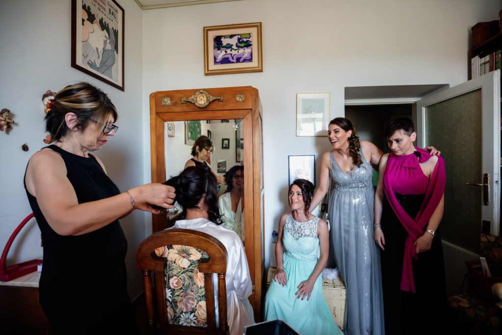 dettagli di un matrimonio, fotografo di reportage matrimoniale, civita castellana, luca storri fotografo, fabrica di roma, viterbo, fotografie naturali, fotografie spontanee, fotografie autentiche, servizio prematrimoniale, sogni, sognare, matrimonio da sogno, giorno speciale, residenza antica flaminia, tramonti estivi, no foto in posa, fabrica di roma, fotografo di matrimonio, fotografo di matrimonio di viterbo, fotografo della tuscia, fotografo nella tuscia, fotografia di reportage, reportage, momento intimo, intimità, scegliere il fotografo di matrimonio, come scegliere il fotografo per il tuo matrimonio, abbraccio, intimo, momento intimo, fiducia, fiducia al fotografo, servizio prematrimoniale, abbraccio degli sposi, matrimonio alla residenza antica flaminia, sposarsi per amore, dettagli, preparativi della sposa, preparativi dello sposo, trucco di matrimonio, truccarsi per il matrimonio, nozze, fedi nuziali, piedi della sposa, particolari della sposa, particolari dello sposo