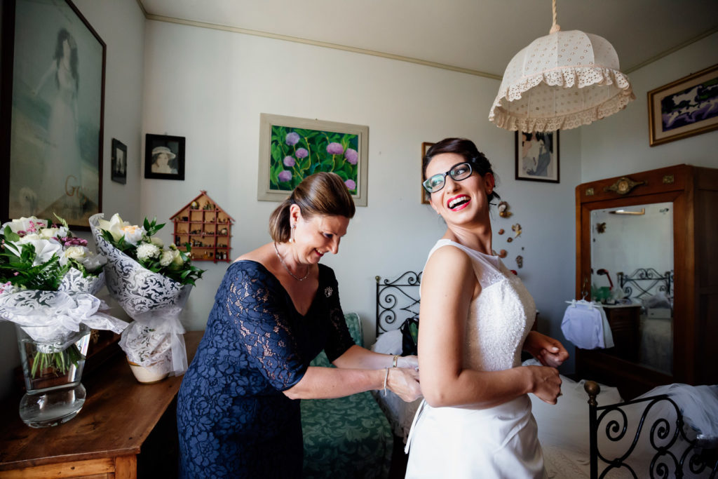 dettagli di un matrimonio, fotografo di reportage matrimoniale, civita castellana, luca storri fotografo, fabrica di roma, viterbo, fotografie naturali, fotografie spontanee, fotografie autentiche, servizio prematrimoniale, sogni, sognare, matrimonio da sogno, giorno speciale, residenza antica flaminia, tramonti estivi, no foto in posa, fabrica di roma, fotografo di matrimonio, fotografo di matrimonio di viterbo, fotografo della tuscia, fotografo nella tuscia, fotografia di reportage, reportage, momento intimo, intimità, scegliere il fotografo di matrimonio, come scegliere il fotografo per il tuo matrimonio, abbraccio, intimo, momento intimo, fiducia, fiducia al fotografo, servizio prematrimoniale, abbraccio degli sposi, matrimonio alla residenza antica flaminia, sposarsi per amore, dettagli, preparativi della sposa, preparativi dello sposo, trucco di matrimonio, truccarsi per il matrimonio, nozze, fedi nuziali, piedi della sposa, particolari della sposa, particolari dello sposo