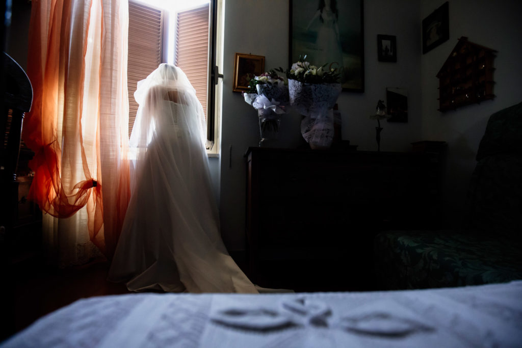 dettagli di un matrimonio, fotografo di reportage matrimoniale, civita castellana, luca storri fotografo, fabrica di roma, viterbo, fotografie naturali, fotografie spontanee, fotografie autentiche, servizio prematrimoniale, sogni, sognare, matrimonio da sogno, giorno speciale, residenza antica flaminia, tramonti estivi, no foto in posa, fabrica di roma, fotografo di matrimonio, fotografo di matrimonio di viterbo, fotografo della tuscia, fotografo nella tuscia, fotografia di reportage, reportage, momento intimo, intimità, scegliere il fotografo di matrimonio, come scegliere il fotografo per il tuo matrimonio, abbraccio, intimo, momento intimo, fiducia, fiducia al fotografo, servizio prematrimoniale, abbraccio degli sposi, matrimonio alla residenza antica flaminia, sposarsi per amore, dettagli, preparativi della sposa, preparativi dello sposo, trucco di matrimonio, truccarsi per il matrimonio, nozze, fedi nuziali, piedi della sposa, particolari della sposa, particolari dello sposo