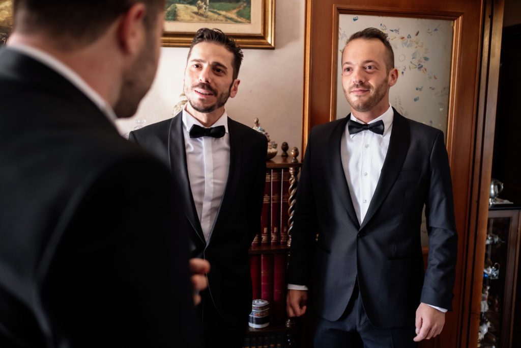 dettagli di un matrimonio, fotografo di reportage matrimoniale, civita castellana, luca storri fotografo, fabrica di roma, viterbo, fotografie naturali, fotografie spontanee, fotografie autentiche, servizio prematrimoniale, sogni, sognare, matrimonio da sogno, giorno speciale, residenza antica flaminia, tramonti estivi, no foto in posa, fabrica di roma, fotografo di matrimonio, fotografo di matrimonio di viterbo, fotografo della tuscia, fotografo nella tuscia, fotografia di reportage, reportage, momento intimo, intimità, scegliere il fotografo di matrimonio, come scegliere il fotografo per il tuo matrimonio, abbraccio, intimo, momento intimo, fiducia, fiducia al fotografo, servizio prematrimoniale, abbraccio degli sposi, matrimonio alla residenza antica flaminia, sposarsi per amore, dettagli, preparativi della sposa, preparativi dello sposo, trucco di matrimonio, truccarsi per il matrimonio, nozze, fedi nuziali, piedi della sposa, particolari della sposa, particolari dello sposo