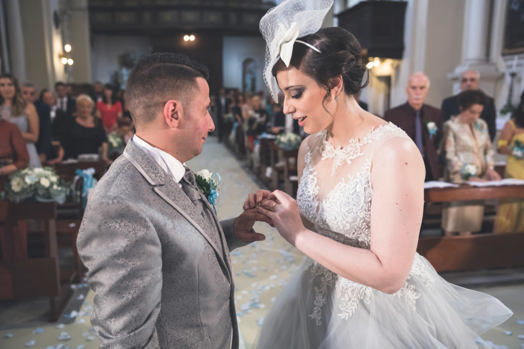 matrimonio a fabrica di roma, foto non in posa, foto spontanee, aldero hotel, luca storri fotografo, reportage, fotografia di matrimonio di reportage, fotografo di matrimonio di viterbo, fotografo di viterbo, raccontare un matrimonio, faleri novi, chiesa di santa maria in falleri, reportage, wedding reportage, sposarsi nella tuscia, sposarsi a fabrica di roma, viterbo, tuscia, fotografo della tuscia, fotografo nella tuscia, raccontare emozioni, emozioni, attimi, sposarsi, amarsi, matrimonio sposa, sposo, servizio di coppia, servizio prematrimoniale, privilegio, no foto in posa, scambio delle fedi, fedi nuziali, scmabio delle promesse