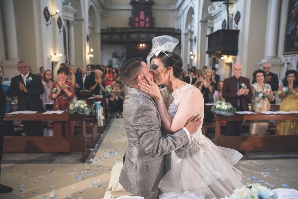 matrimonio a fabrica di roma, foto non in posa, foto spontanee, aldero hotel, luca storri fotografo, reportage, fotografia di matrimonio di reportage, fotografo di matrimonio di viterbo, fotografo di viterbo, raccontare un matrimonio, faleri novi, chiesa di santa maria in falleri, reportage, wedding reportage, sposarsi nella tuscia, sposarsi a fabrica di roma, viterbo, tuscia, fotografo della tuscia, fotografo nella tuscia, raccontare emozioni, emozioni, attimi, sposarsi, amarsi, matrimonio sposa, sposo, servizio di coppia, servizio prematrimoniale, privilegio, no foto in posa, bacio degli sposi, baciarsi, bacio