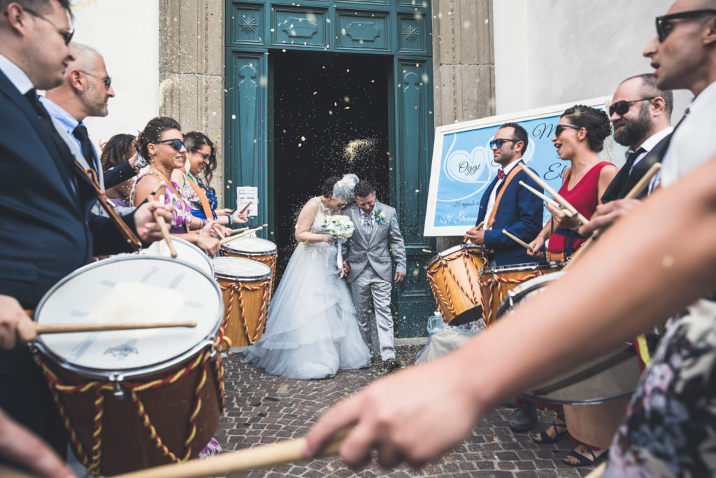 uscita degli sposi, gruppo musici di fabrica di roma, matrimonio a fabrica di roma, foto non in posa, foto spontanee, aldero hotel, luca storri fotografo, reportage, fotografia di matrimonio di reportage, fotografo di matrimonio di viterbo, fotografo di viterbo, raccontare un matrimonio, faleri novi, chiesa di santa maria in falleri, reportage, wedding reportage, sposarsi nella tuscia, sposarsi a fabrica di roma, viterbo, tuscia, fotografo della tuscia, fotografo nella tuscia, raccontare emozioni, emozioni, attimi, sposarsi, amarsi, matrimonio sposa, sposo, servizio di coppia, servizio prematrimoniale, privilegio, no foto in posa