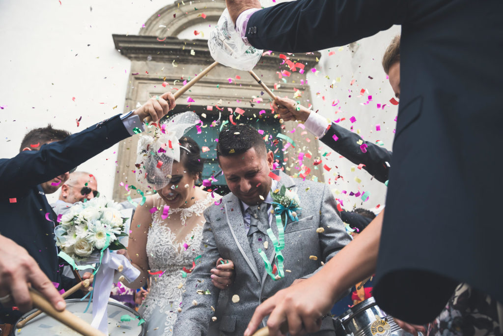 uscita degli sposi, gruppo musici fabrica di roma, matrimonio a fabrica di roma, foto non in posa, foto spontanee, aldero hotel, luca storri fotografo, reportage, fotografia di matrimonio di reportage, fotografo di matrimonio di viterbo, fotografo di viterbo, raccontare un matrimonio, faleri novi, chiesa di santa maria in falleri, reportage, wedding reportage, sposarsi nella tuscia, sposarsi a fabrica di roma, viterbo, tuscia, fotografo della tuscia, fotografo nella tuscia, raccontare emozioni, emozioni, attimi, sposarsi, amarsi, matrimonio sposa, sposo, servizio di coppia, servizio prematrimoniale, privilegio, no foto in posa