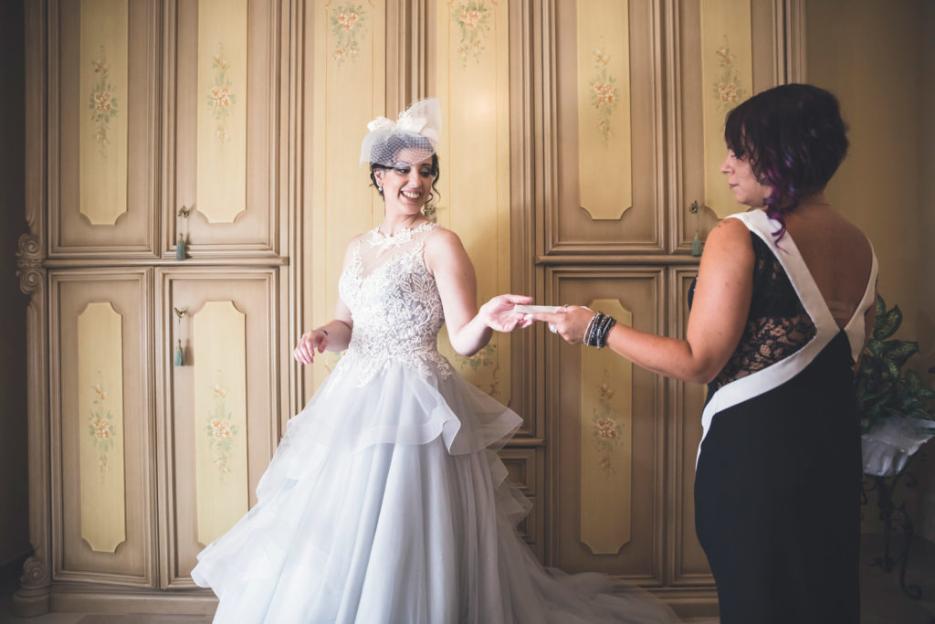 matrimonio a fabrica di roma, foto non in posa, foto spontanee, aldero hotel, luca storri fotografo, reportage, fotografia di matrimonio di reportage, fotografo di matrimonio di viterbo, fotografo di viterbo, raccontare un matrimonio, faleri novi, chiesa di santa maria in falleri, reportage, wedding reportage, sposarsi nella tuscia, sposarsi a fabrica di roma, viterbo, tuscia, fotografo della tuscia, fotografo nella tuscia, raccontare emozioni, emozioni, attimi, sposarsi, amarsi, matrimonio sposa, sposo, servizio di coppia, servizio prematrimoniale, privilegio, no foto in posa, vestito della sposa, scambio con testimone, testimone