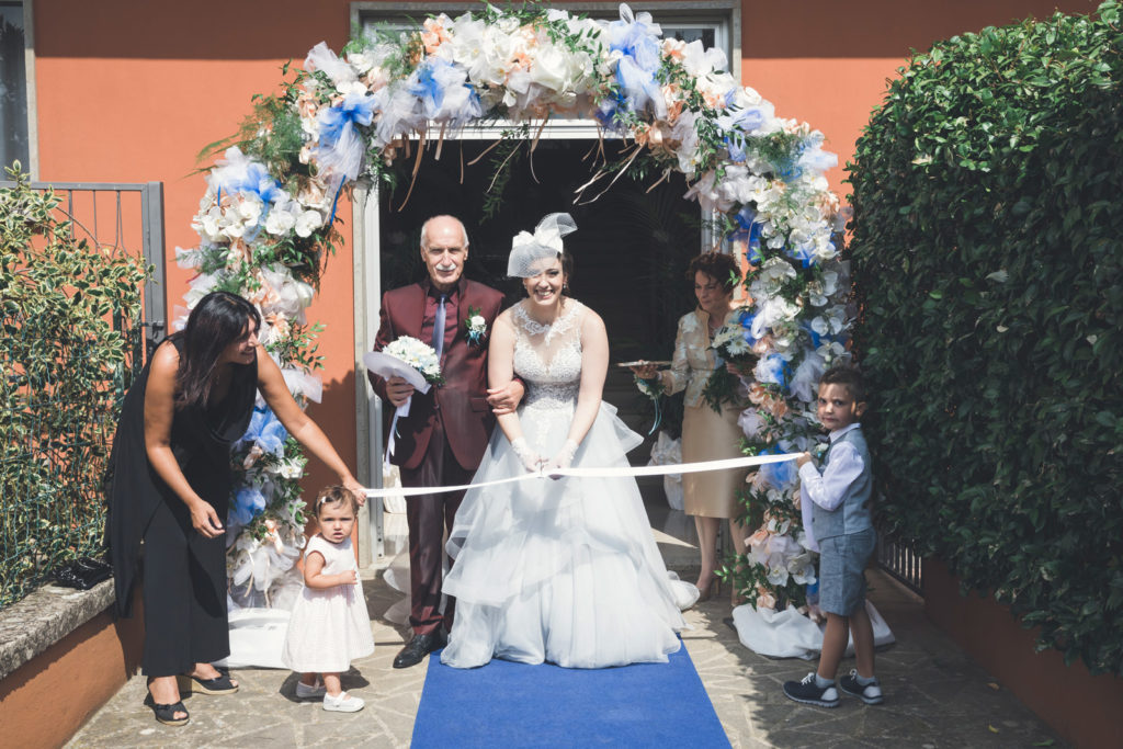 matrimonio a fabrica di roma, foto non in posa, foto spontanee, aldero hotel, luca storri fotografo, reportage, fotografia di matrimonio di reportage, fotografo di matrimonio di viterbo, fotografo di viterbo, raccontare un matrimonio, faleri novi, chiesa di santa maria in falleri, reportage, wedding reportage, sposarsi nella tuscia, sposarsi a fabrica di roma, viterbo, tuscia, fotografo della tuscia, fotografo nella tuscia, raccontare emozioni, emozioni, attimi, sposarsi, amarsi, matrimonio sposa, sposo, servizio di coppia, servizio prematrimoniale, privilegio, no foto in posa, taglio del nastro, uscita casa della sposa