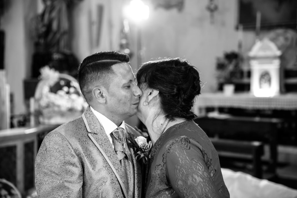 matrimonio a fabrica di roma, foto non in posa, foto spontanee, aldero hotel, luca storri fotografo, reportage, fotografia di matrimonio di reportage, fotografo di matrimonio di viterbo, fotografo di viterbo, raccontare un matrimonio, faleri novi, chiesa di santa maria in falleri, reportage, wedding reportage, sposarsi nella tuscia, sposarsi a fabrica di roma, viterbo, tuscia, fotografo della tuscia, fotografo nella tuscia, raccontare emozioni, emozioni, attimi, sposarsi, amarsi, matrimonio sposa, sposo, servizio di coppia, servizio prematrimoniale, privilegio, no foto in posa, bacio della madre, madre dello sposo