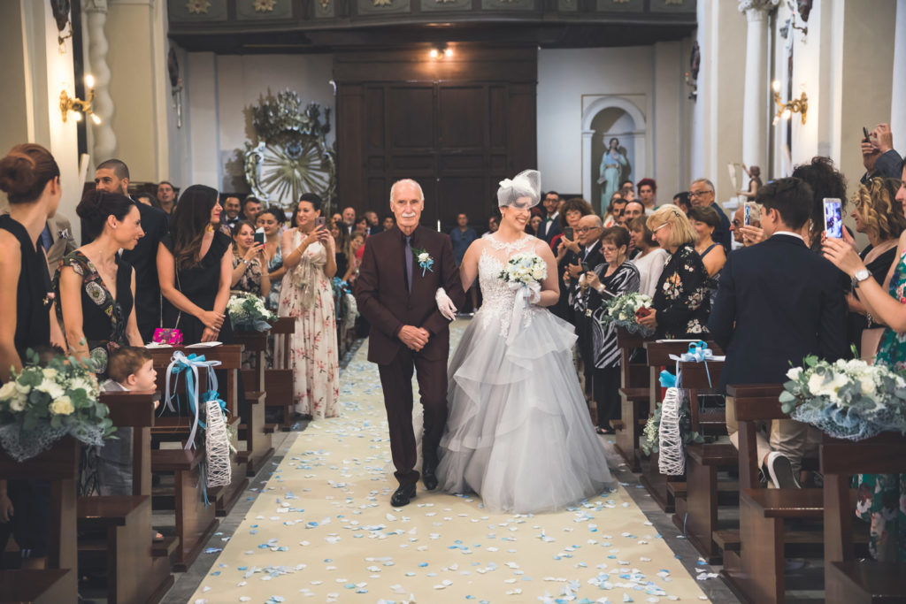 matrimonio a fabrica di roma, foto non in posa, foto spontanee, aldero hotel, luca storri fotografo, reportage, fotografia di matrimonio di reportage, fotografo di matrimonio di viterbo, fotografo di viterbo, raccontare un matrimonio, faleri novi, chiesa di santa maria in falleri, reportage, wedding reportage, sposarsi nella tuscia, sposarsi a fabrica di roma, viterbo, tuscia, fotografo della tuscia, fotografo nella tuscia, raccontare emozioni, emozioni, attimi, sposarsi, amarsi, matrimonio sposa, sposo, servizio di coppia, servizio prematrimoniale, privilegio, no foto in posa, entrata della sposa, vestito della sposa, saluti