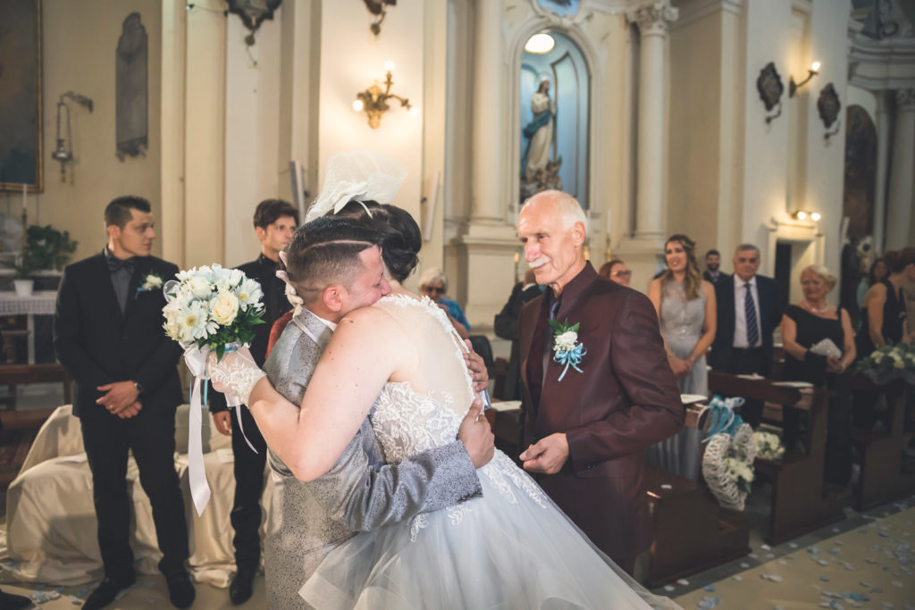 matrimonio a fabrica di roma, foto non in posa, foto spontanee, aldero hotel, luca storri fotografo, reportage, fotografia di matrimonio di reportage, fotografo di matrimonio di viterbo, fotografo di viterbo, raccontare un matrimonio, faleri novi, chiesa di santa maria in falleri, reportage, wedding reportage, sposarsi nella tuscia, sposarsi a fabrica di roma, viterbo, tuscia, fotografo della tuscia, fotografo nella tuscia, raccontare emozioni, emozioni, attimi, sposarsi, amarsi, matrimonio sposa, sposo, servizio di coppia, servizio prematrimoniale, privilegio, no foto in posa, duomo di fabrica di roma, chiesa di San Silvestro Papa, abbraccio degli sposi