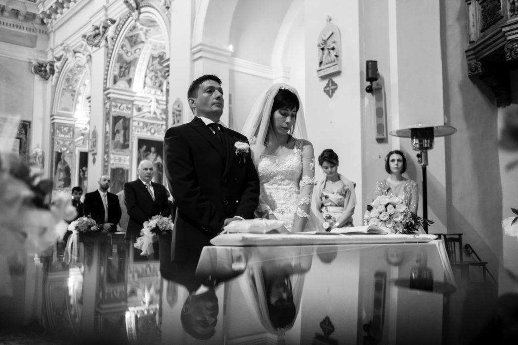 matrimonio a vitorchiano, vitorchiano, fabrica di roma, gloria proietti, giuseppe caccia, fedi nuziali, foto non in posa, fotografo di matrimonio di viterbo, fotografo di reportage matrimoniale, fotografo di matrimonio di reportage, viterbo, foto non in posa, emozioni, empatia, fotografi di emozioni, fiabe di luce, baci degli sposi, scambio di sguardi, il germoglio, fiori, comune di vitorchiano, sposarsi a vitorchiano, empatia, discrezione, ballo degli sposi, bacio degli sposi, baciarsi, amarsi, stringersi, sposarsi nella tuscia, fotografo di matrimonio della tuscia, fotografo di matrimonio nella tuscia, tuscia fotografica, anelli nuziali, chiesa della madonna del ruscello, vallerano, chiesa di vallerano, maggiolone volkswagen, macchina degli sposi, macchina della sposa, sposarsi con la pioggia, pioggia, matrimonio piovoso, preparativi dello sposo, preparativi della sposa, trucco, acconciatura della sposa, fratelli, sorelle, amici degli sposi, scherzi degli sposi, nando al pallone, nando al pallone vitorchiano, ristorante vitorchiano, piscina, vestito della sposa, preparazione della sposa