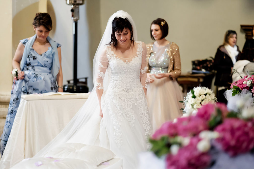 matrimonio a vitorchiano, vitorchiano, fabrica di roma, gloria proietti, giuseppe caccia, fedi nuziali, foto non in posa, fotografo di matrimonio di viterbo, fotografo di reportage matrimoniale, fotografo di matrimonio di reportage, viterbo, foto non in posa, emozioni, empatia, fotografi di emozioni, fiabe di luce, baci degli sposi, scambio di sguardi, il germoglio, fiori, comune di vitorchiano, sposarsi a vitorchiano, empatia, discrezione, ballo degli sposi, bacio degli sposi, baciarsi, amarsi, stringersi, sposarsi nella tuscia, fotografo di matrimonio della tuscia, fotografo di matrimonio nella tuscia, tuscia fotografica, anelli nuziali, chiesa della madonna del ruscello, vallerano, chiesa di vallerano, maggiolone volkswagen, macchina degli sposi, macchina della sposa, sposarsi con la pioggia, pioggia, matrimonio piovoso, preparativi dello sposo, preparativi della sposa, trucco, acconciatura della sposa, fratelli, sorelle, amici degli sposi, scherzi degli sposi, nando al pallone, nando al pallone vitorchiano, ristorante vitorchiano, piscina, vestito della sposa, preparazione della sposa