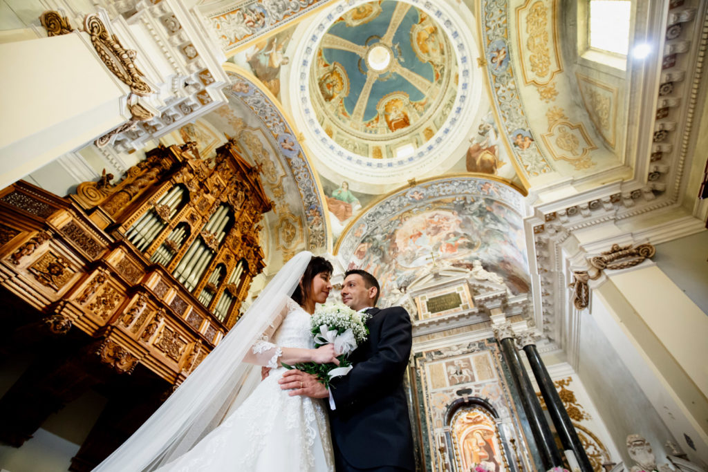 matrimonio a vitorchiano, vitorchiano, fabrica di roma, gloria proietti, giuseppe caccia, fedi nuziali, foto non in posa, fotografo di matrimonio di viterbo, fotografo di reportage matrimoniale, fotografo di matrimonio di reportage, viterbo, foto non in posa, emozioni, empatia, fotografi di emozioni, fiabe di luce, baci degli sposi, scambio di sguardi, il germoglio, fiori, comune di vitorchiano, sposarsi a vitorchiano, empatia, discrezione, ballo degli sposi, bacio degli sposi, baciarsi, amarsi, stringersi, sposarsi nella tuscia, fotografo di matrimonio della tuscia, fotografo di matrimonio nella tuscia, tuscia fotografica, anelli nuziali, chiesa della madonna del ruscello, vallerano, chiesa di vallerano, maggiolone volkswagen, macchina degli sposi, macchina della sposa, sposarsi con la pioggia, pioggia, matrimonio piovoso, preparativi dello sposo, preparativi della sposa, trucco, acconciatura della sposa, fratelli, sorelle, amici degli sposi, scherzi degli sposi, nando al pallone, nando al pallone vitorchiano, ristorante vitorchiano, piscina, vestito della sposa, preparazione della sposa