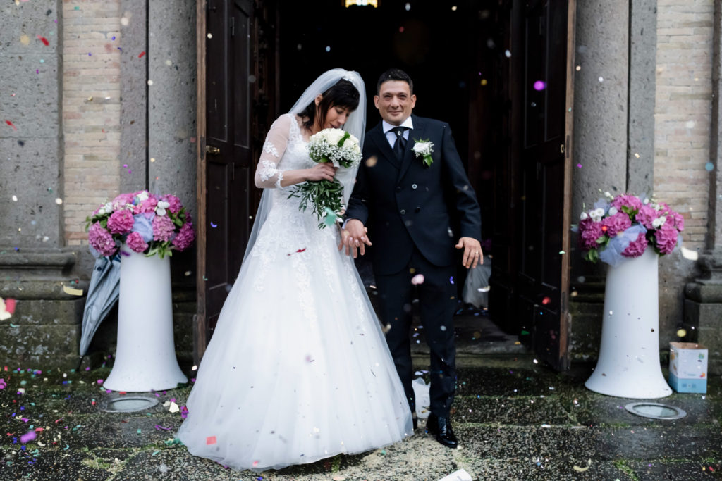 matrimonio a vitorchiano, vitorchiano, fabrica di roma, gloria proietti, giuseppe caccia, fedi nuziali, foto non in posa, fotografo di matrimonio di viterbo, fotografo di reportage matrimoniale, fotografo di matrimonio di reportage, viterbo, foto non in posa, emozioni, empatia, fotografi di emozioni, fiabe di luce, baci degli sposi, scambio di sguardi, il germoglio, fiori, comune di vitorchiano, sposarsi a vitorchiano, empatia, discrezione, ballo degli sposi, bacio degli sposi, baciarsi, amarsi, stringersi, sposarsi nella tuscia, fotografo di matrimonio della tuscia, fotografo di matrimonio nella tuscia, tuscia fotografica, anelli nuziali, chiesa della madonna del ruscello, vallerano, chiesa di vallerano, maggiolone volkswagen, macchina degli sposi, macchina della sposa, sposarsi con la pioggia, pioggia, matrimonio piovoso, preparativi dello sposo, preparativi della sposa, trucco, acconciatura della sposa, fratelli, sorelle, amici degli sposi, scherzi degli sposi, nando al pallone, nando al pallone vitorchiano, ristorante vitorchiano, piscina, vestito della sposa, preparazione della sposa