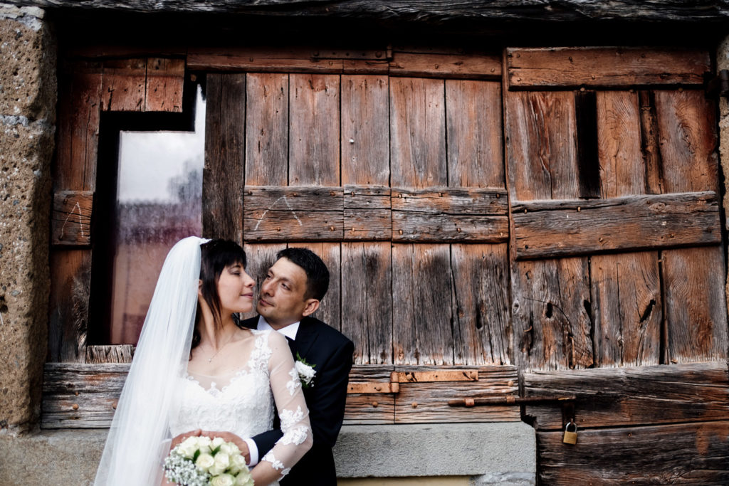 matrimonio a vitorchiano, vitorchiano, fabrica di roma, gloria proietti, giuseppe caccia, fedi nuziali, foto non in posa, fotografo di matrimonio di viterbo, fotografo di reportage matrimoniale, fotografo di matrimonio di reportage, viterbo, foto non in posa, emozioni, empatia, fotografi di emozioni, fiabe di luce, baci degli sposi, scambio di sguardi, il germoglio, fiori, comune di vitorchiano, sposarsi a vitorchiano, empatia, discrezione, ballo degli sposi, bacio degli sposi, baciarsi, amarsi, stringersi, sposarsi nella tuscia, fotografo di matrimonio della tuscia, fotografo di matrimonio nella tuscia, tuscia fotografica, anelli nuziali, chiesa della madonna del ruscello, vallerano, chiesa di vallerano, maggiolone volkswagen, macchina degli sposi, macchina della sposa, sposarsi con la pioggia, pioggia, matrimonio piovoso, preparativi dello sposo, preparativi della sposa, trucco, acconciatura della sposa, fratelli, sorelle, amici degli sposi, scherzi degli sposi, nando al pallone, nando al pallone vitorchiano, ristorante vitorchiano, piscina, vestito della sposa, preparazione della sposa